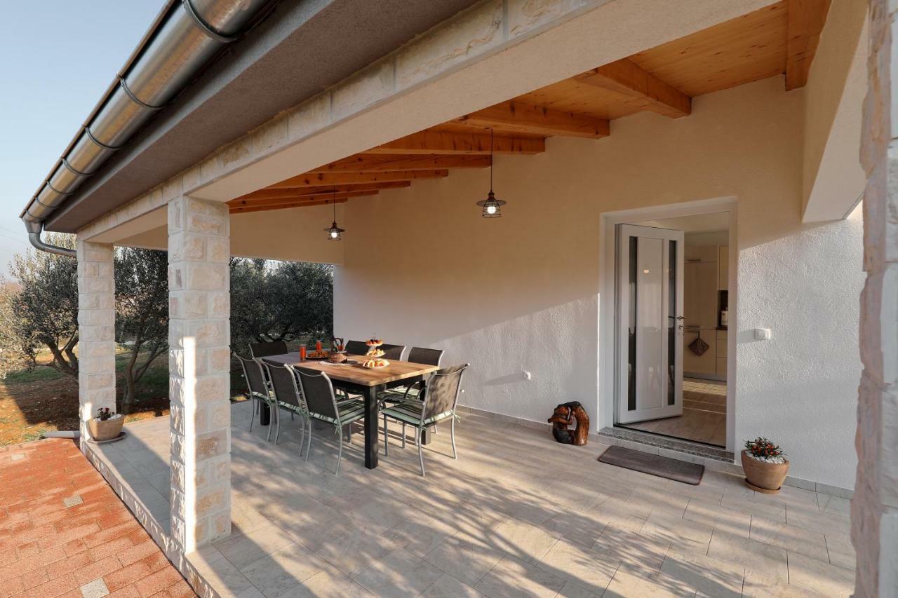 Holiday Home Hrast Debeljak Exteriör bild